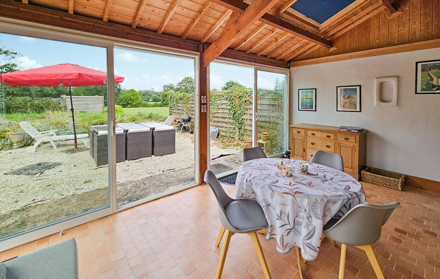 Appartement confortable de 113 m² avec terrasse, place de parking et Wi-Fi in Noyal-sous-Bazouges, Fougères-Vitré