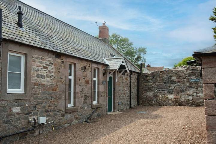 Cottage for 4 people, with garden and terrace, with pets in Lindisfarne