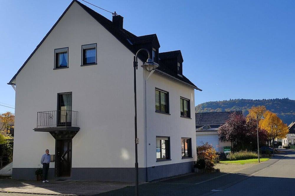 Ganze Wohnung, Schöne und moderne Ferienwohnung im gemütlichen Dachgeschoß! in Klüsserath, Moseleifel