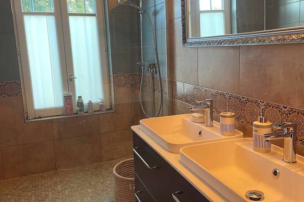 Entire apartment, Apartment Meudon - 10 minutes from Montparnasse station and the Seine musicale in Meudon, Hauts-de-Seine