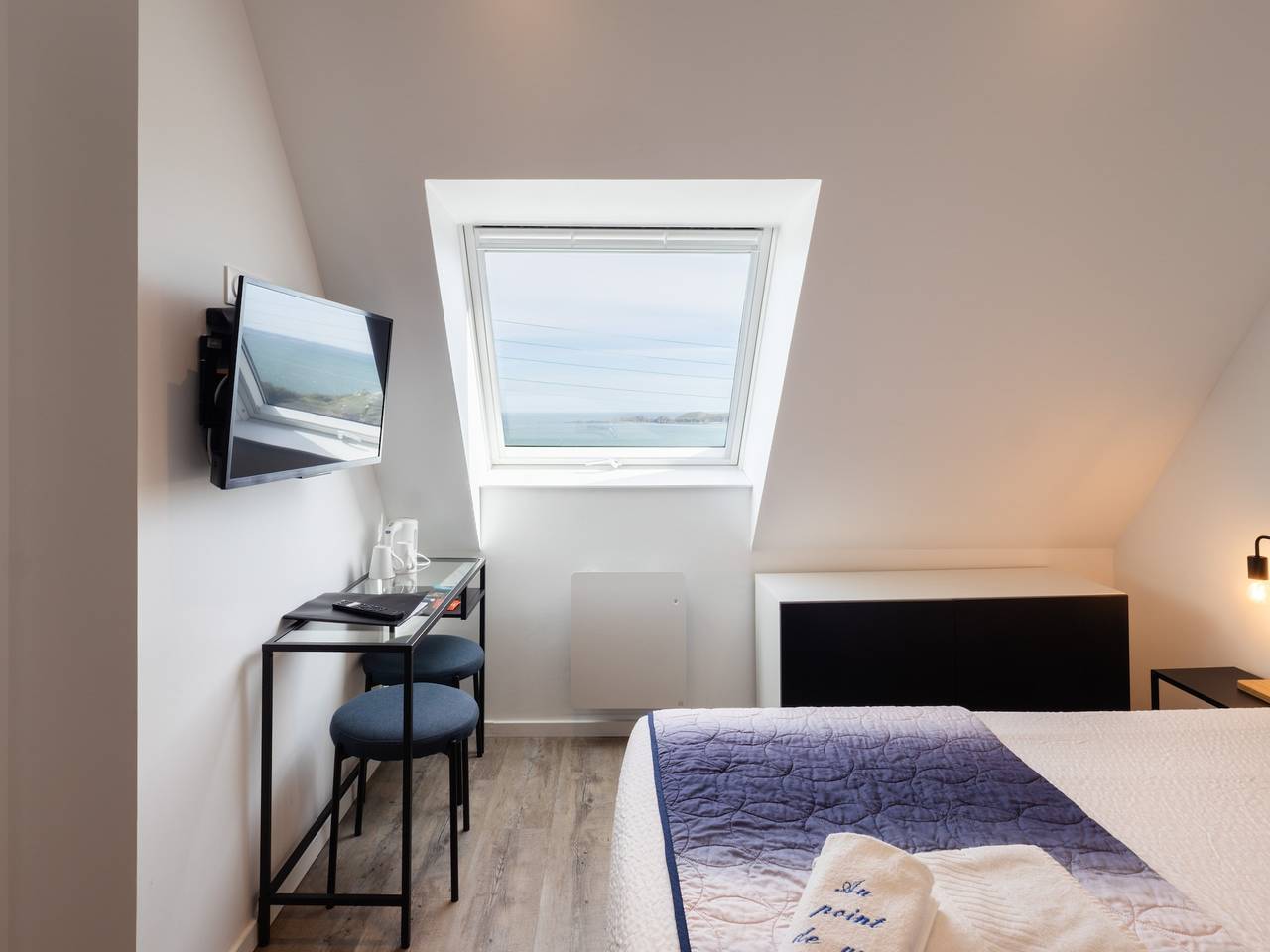Chambres D'hotes Au Point De Vue « Chambre Ile Bono » avec vue sur mer et Wi-Fi in Perros-Guirec, Côte de Granit Rose