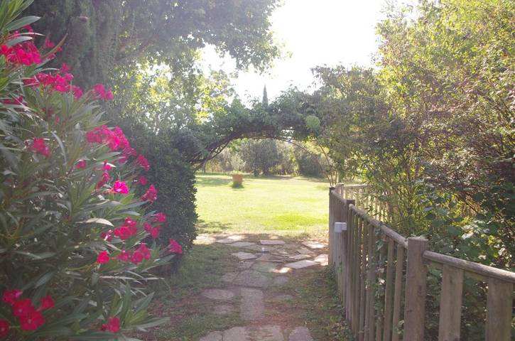 Location de vacances pour 3 personnes, avec piscine ainsi que vue et jardin à Mallemort - 3