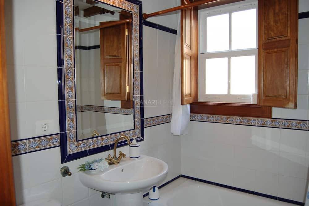 Ganze Wohnung, Ferienhaus Tres Pinos: Ihr rustikales Heim mit Meer- und Bergblick in in Monte de Breña, Breña Baja