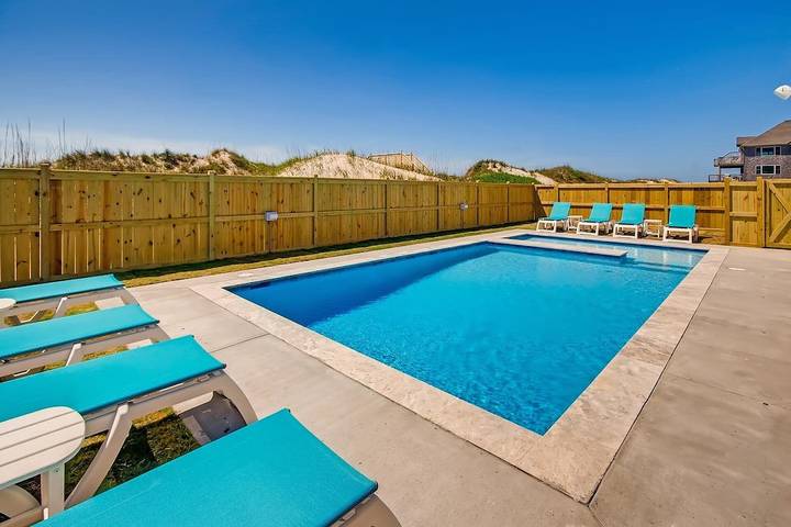 Vacation rental for 21 people, with hot tub and yard, with pets in Hatteras Island