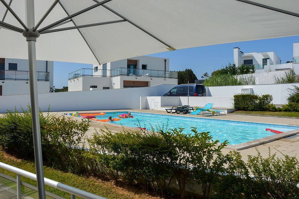 Hel lägenhet, Modern, air-conditioned family apartment with pool. 10 minute walk to beach in Salir do Porto, Tornada e Salir do Porto