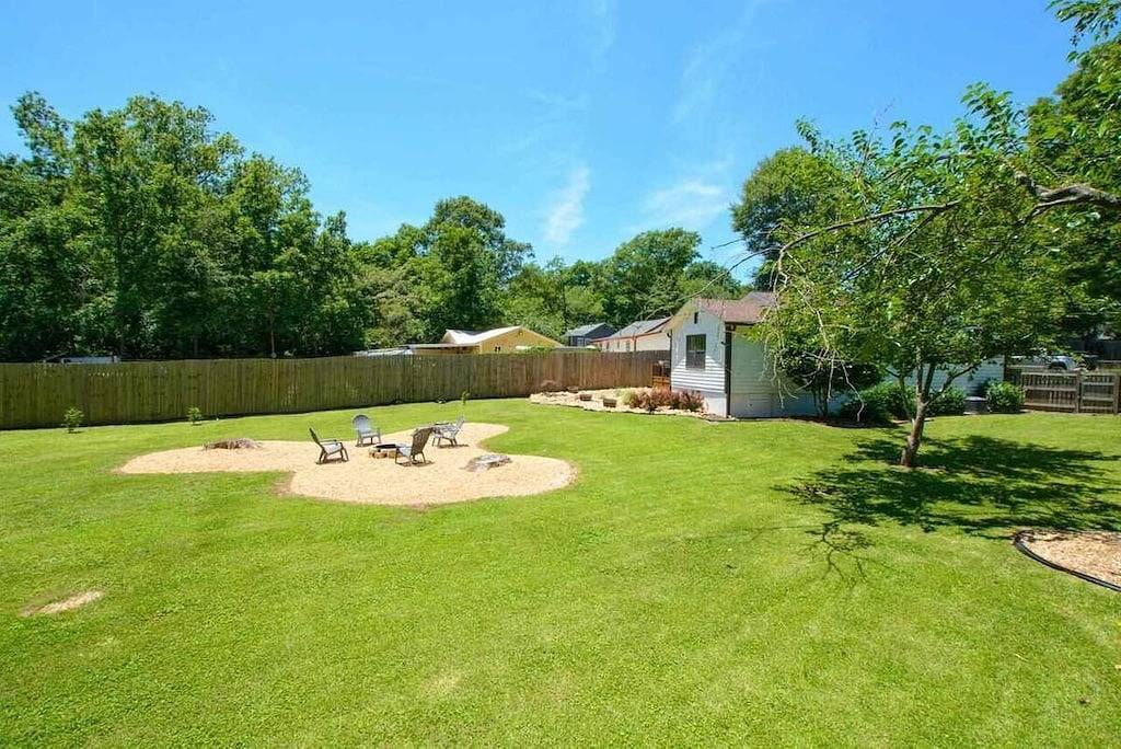 Cozy Family-Friendly home w/ spacious backyard & firepit in Cobb County