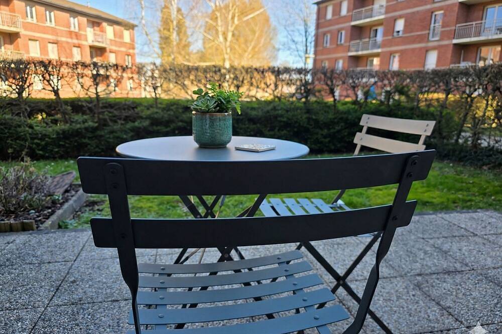 Ganze Wohnung, Le 28 : Studio - Terrace & Garden (Near Tram) in Valenciennes, Valenciennes und Umgebung