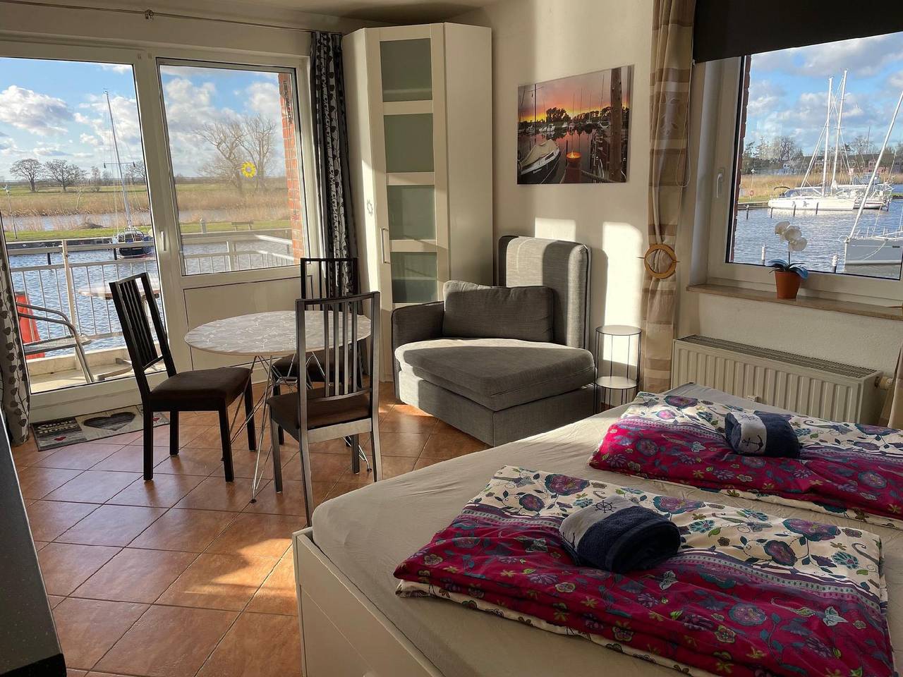 Appartement de vacances entier, Holiday studio with a balcony and a view over the water as far as Usedom in Ueckermünde, Lagune de Szczecin