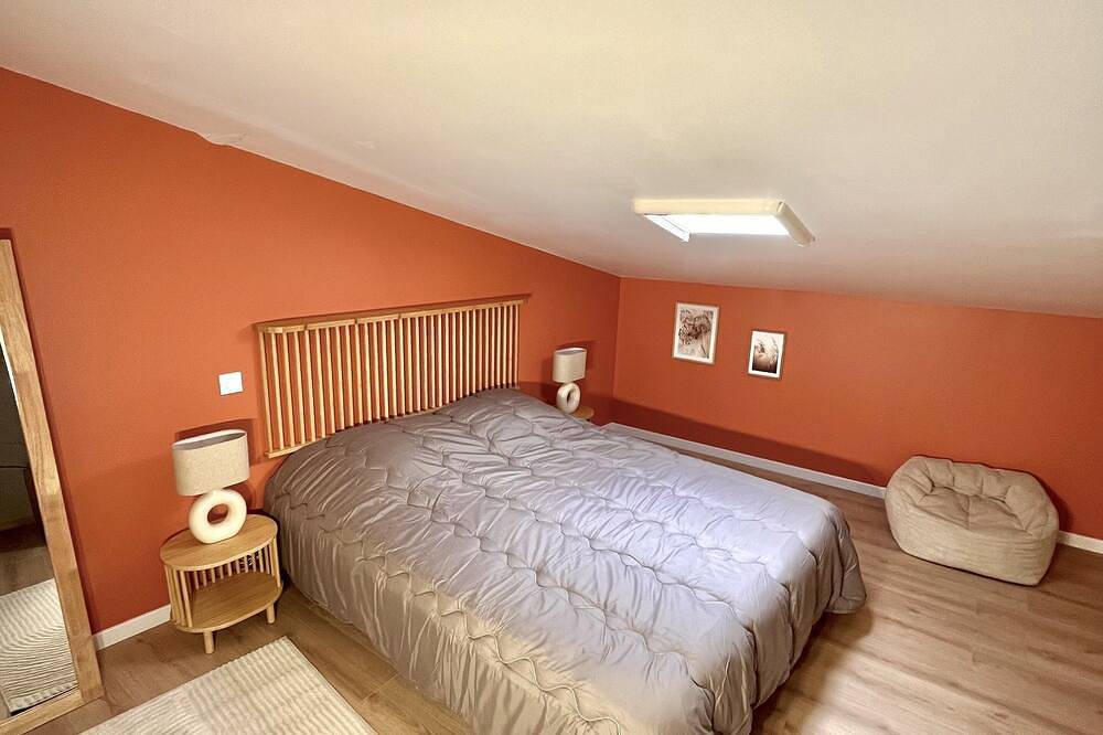 Pretty village house, close to shops, bars and restaurants in Pierrevert, Regionaler Naturpark Luberon