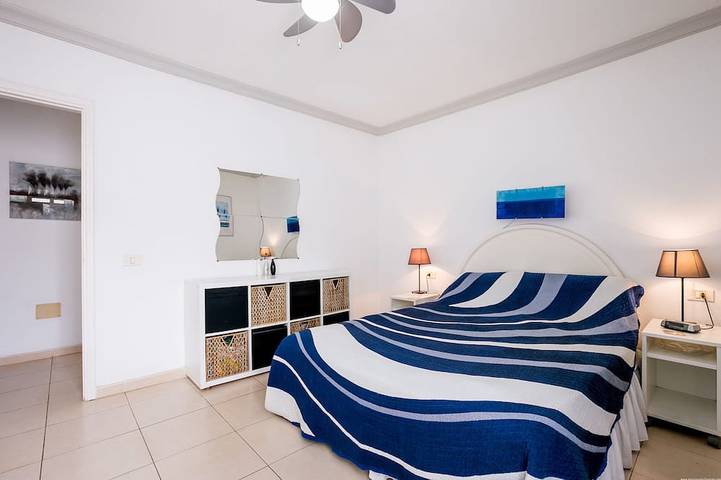 Ganze Wohnung, Sonniges, geräumiges Reihenhaus mit 2 Zimmern/2 Bädern - Blick auf den Pool in Los Cristianos, Arona