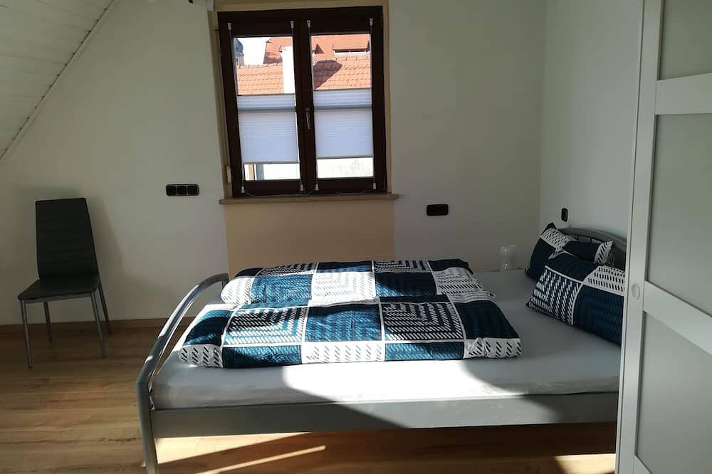 Ganze Wohnung, Fewo mit Bildern von heimischen Künstlern, Balkon und Wlan in Merkendorf, Fränkisches Seenland