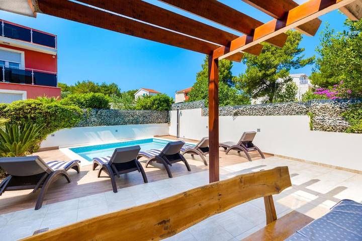 Villa pour 10 personnes, avec vue ainsi que piscine et jardin à Slatine - 4