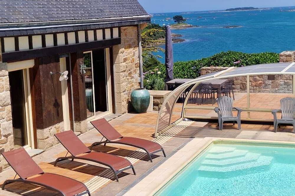 Villa mit Strandblick am Ende des Gartens, überdachter Pool, ganzjährig beheizt in Lanmodez, Rosa Granitküste
