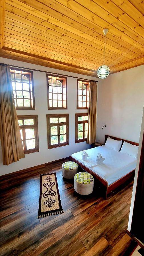 Maison d’hôte pour 2 personnes, avec vue et jardin dans Gjirokastër