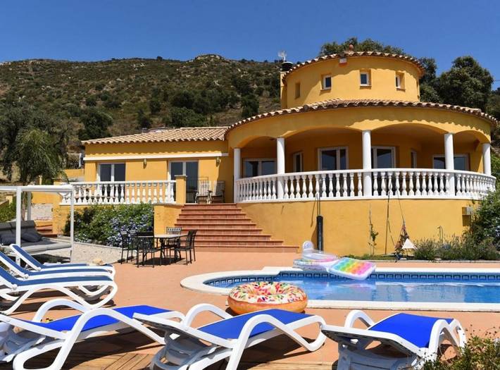 Ferienwohnung für 6 Personen, mit Balkon und Terrasse sowie Garten und Pool