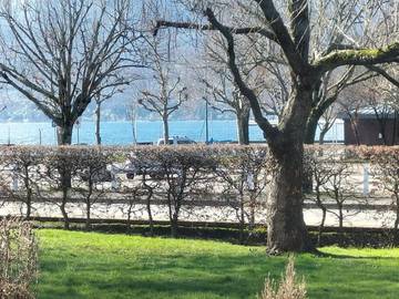 Gîte pour 2 personnes, avec vue et vue sur le lac ainsi que jardin et terrasse dans Esplanade du Lac ( Aix-les-Bains)