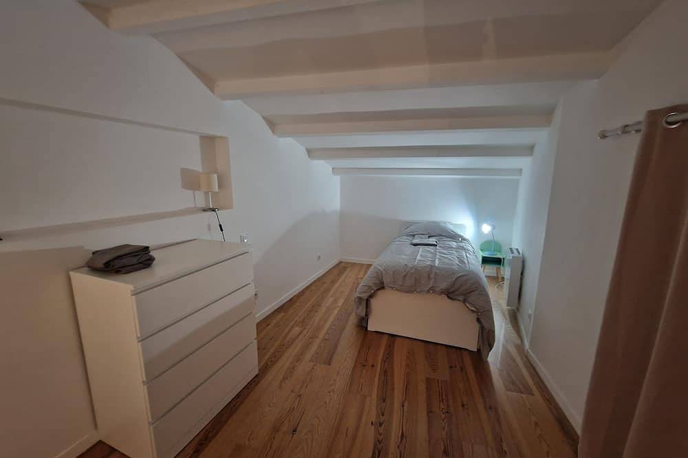 Maison Jade, Wifi, Sleeps 10, Terrace, Plancha, Outdoor area in La Rochelle, La Rochelle region