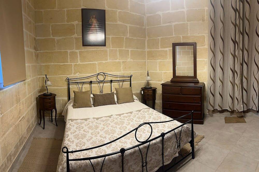 Charming 1-bedroom house with Ac, Wifi in beautiful Birzebbugia in Gudja, Malta Island