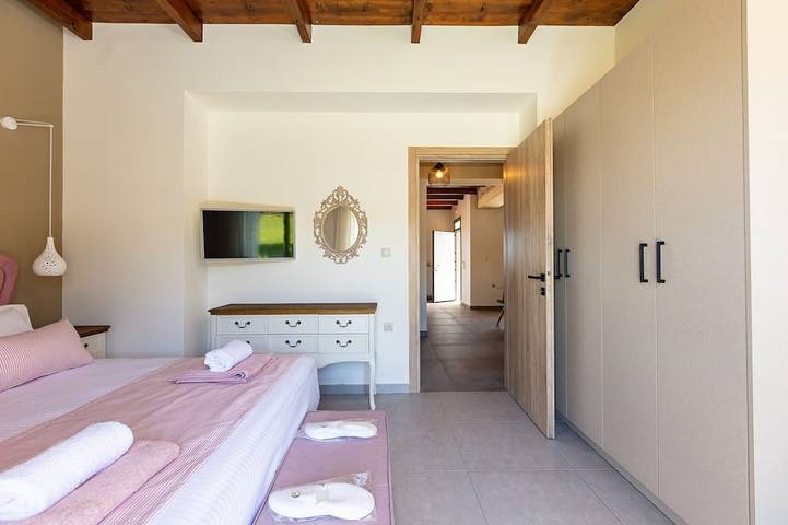 Vera Natura Villa I, with Pool, BBQ & Playground, Close to Beach & Restaurants in Rethymno en omgeving