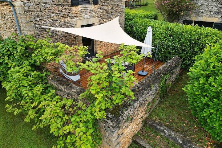 Gîte pour 4 personnes, avec terrasse ainsi que jardin et piscine