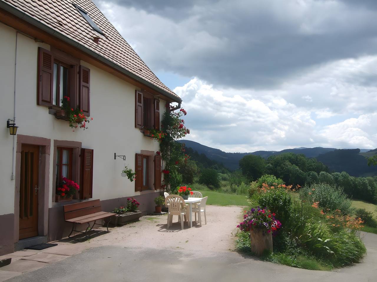 Cottage 'Gîte Sur Le Mont' with Mountain View, Private Terrace and Wi-Fi