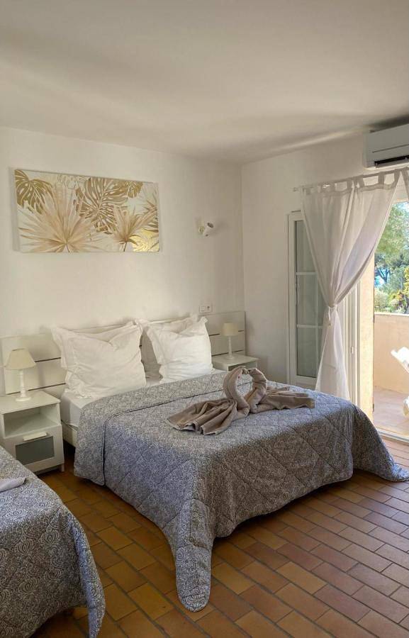 Hôtel pour 2 personnes, avec jardin ainsi que vue et terrasse dans Plage de Gigaro - 3