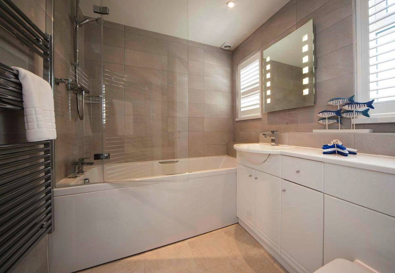 Entire apartment, Two-Bedroom Apartment with sea view- No Dogs in Mawgan Porth, Cornwall