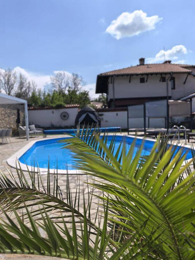 Casa rural para 10 personas, con piscina además de jacuzzi y jardín en Bulgaria