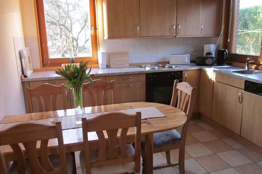 **** Ferienhaus in Nordseenähe, großer Apfelgarten, Ruheoase in Südwestlage in Lehe, Halbinsel Eiderstedt