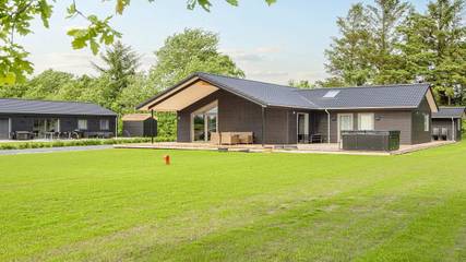 Ferienhaus für 14 Personen, mit Terrasse und Whirlpool sowie Garten in Kvie Sø