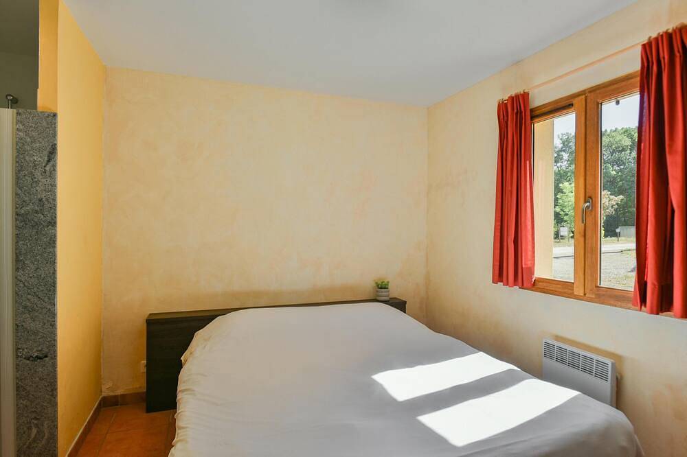 Schönes Haus im Ferienpark mit großem Pool in Lacapelle-Marival, Lot