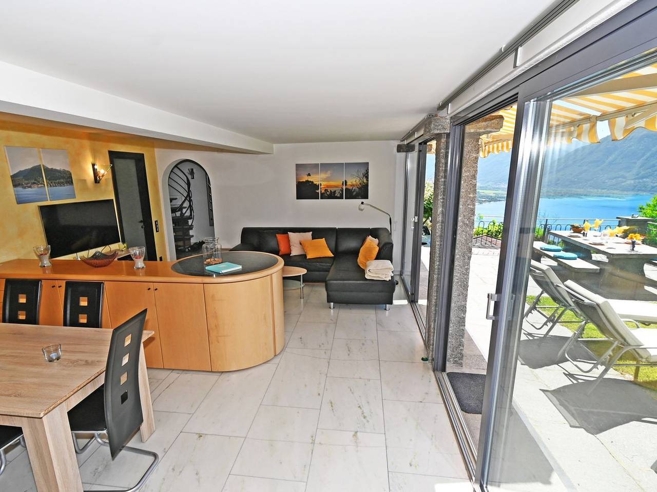 Ferienhaus mit schönem 180° Panoramablick, freistehender Fasssauna und Hot Pot in Minusio, Tessiner Alpen