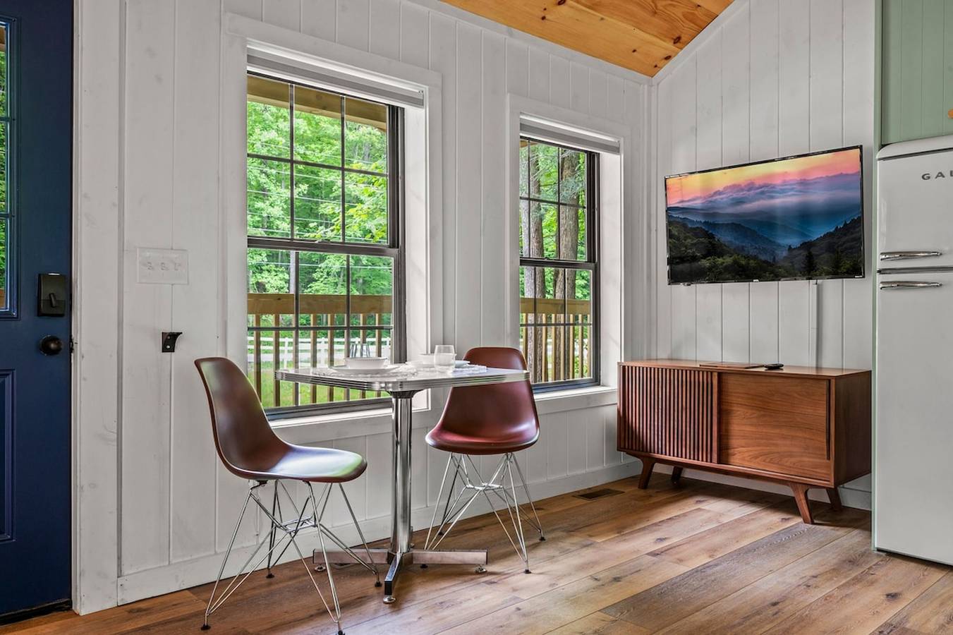 Entire apartment, Pet-Friendly Cabin 1 Gburg Fire Pit Games in Sevier County