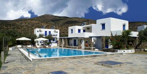 Gîte pour 2 personnes, avec jardin et piscine ainsi que vue et terrasse dans Platis Gialos Sifnos