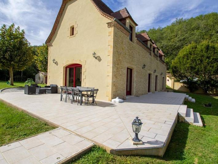 Location de vacances pour 8 personnes, avec piscine ainsi que terrasse et jardin à Badefols-sur-Dordogne - 3