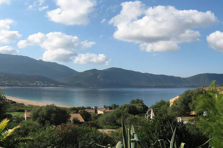 Location de vacances pour 6 personnes, avec jardin dans Plage de Lava