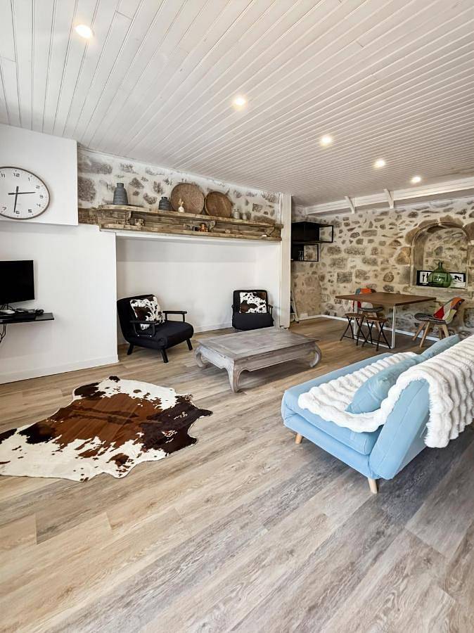 Location de vacances pour 4 personnes, avec Balcon ainsi que Terrasse et Vue à Thiézac