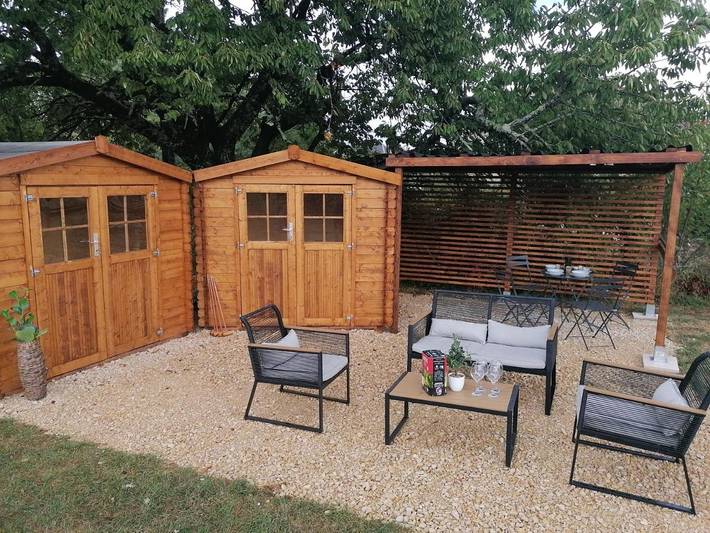 Location de vacances pour 4 personnes, avec jardin ainsi que vue et piscine, animaux acceptés à Savigné