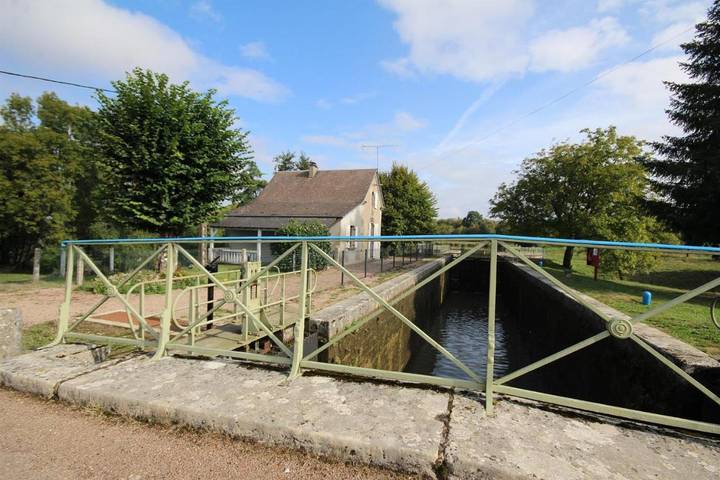 Location de vacances pour 5 personnes, avec jardin à Châtillon-en-Bazois