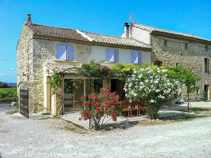 Location de vacances pour 12 personnes, avec jardin ainsi que piscine et terrasse à Saint-Victor-la-Coste