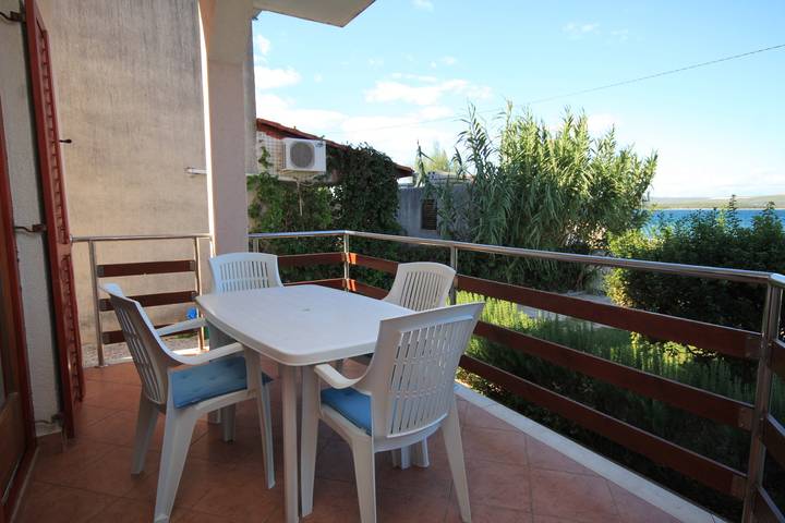 Smještaj za odmor za 4 osoba, s balkon/terasa u Pasman
