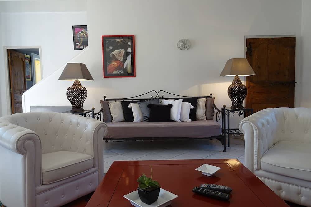 Private Domain 36 pers. with 2 pools, consisting of authentic Mas and Houses in Saint-Gilles, Nimes region