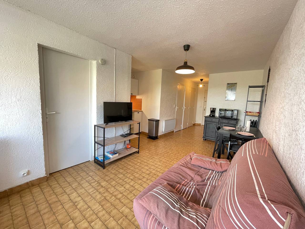 Entire apartment, Spacious 2-Room Apartment by the Sea with Private Parking in Sète in Sete, Mediterranean Coast (France)