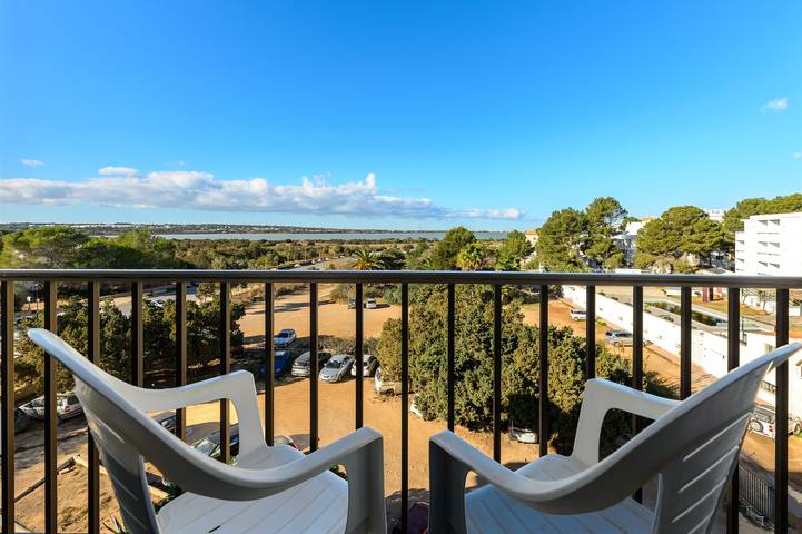 Apartamento entero, Apartamento 'Estudio Mirada 304' con vistas al lago, Wi-Fi y aire acondicionado in Es Pujols, Formentera