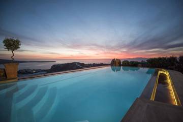 Location de vacances pour 8 personnes, avec terrasse ainsi que jardin et vue sur l’océan à Oia