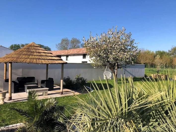 Location de vacances pour 10 personnes, avec Terrasse ainsi que Jardin et Piscine à Saint-Vivien - 3