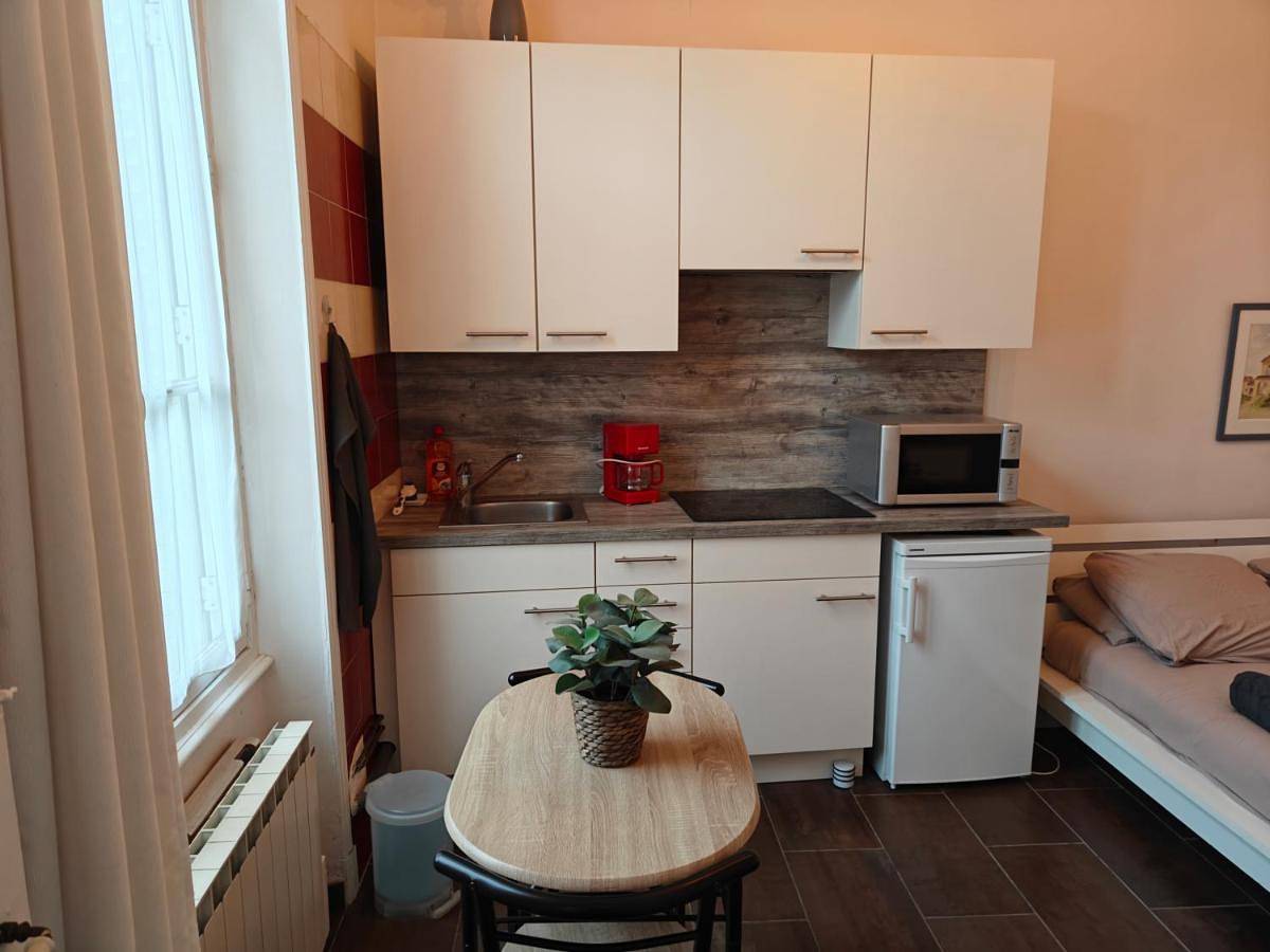Appartement entier, Studio tout équipé - 2 min des thermes - commerces & parking gratuit in Châtel-Guyon, Parc naturel régional des Volcans d'Auvergne