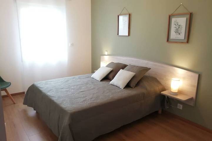 Gîte pour 12 personnes, avec terrasse et jardin à Vailhourles - 4