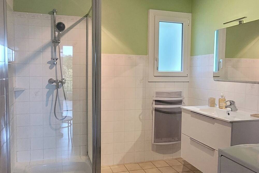 Quiet, detached house close to shops and hiking trails. in Forcalquier, Parc naturel régional du Luberon