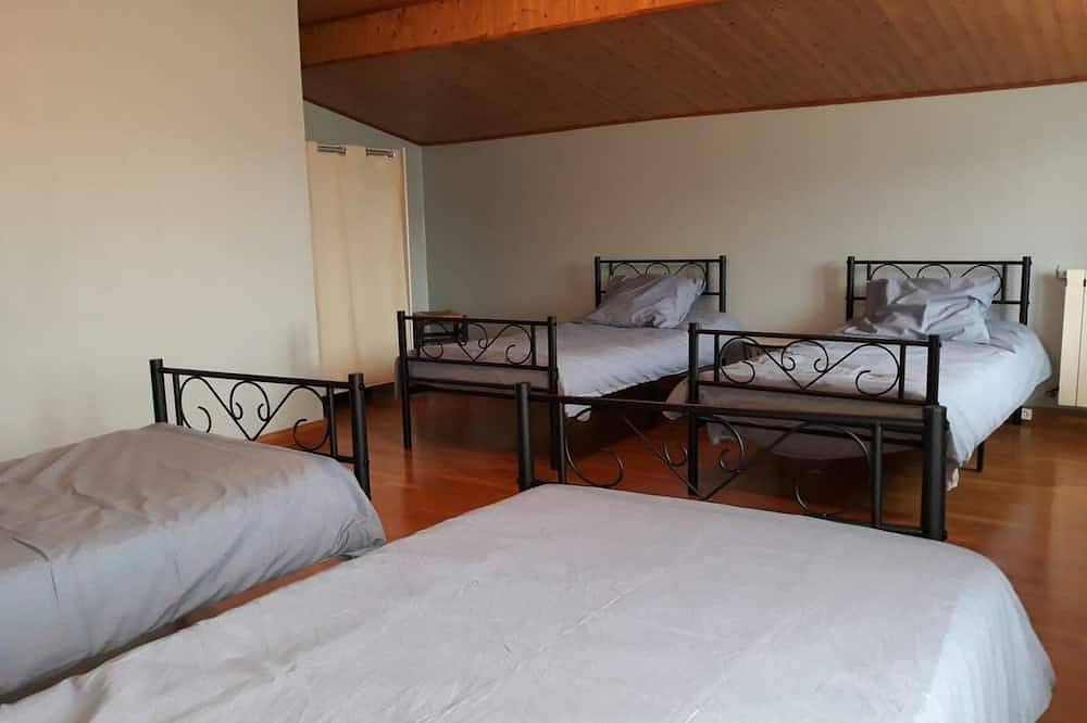 Gîte charmant avec jardin au calme, animaux admis in Saint-Victor-sur-Rhins, Région de Roanne